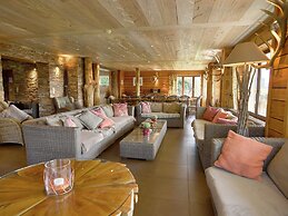 Luxurious Holiday Home in Stoumont With Pool & Bar