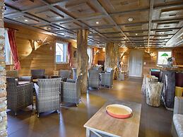 Luxurious Holiday Home in Stoumont With Pool & Bar