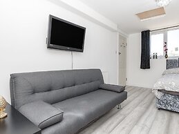 Simplistic Apartment in Croydon near Wandle Park