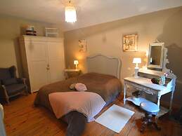 Bievre Forest-edge Retreat