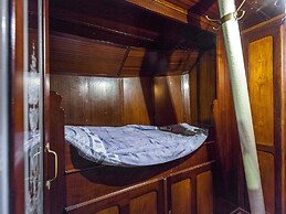 Boat Getaway Near Lake