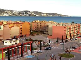 Holiday Apartment in a Complex near Sea