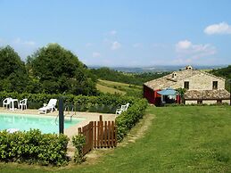 Belvilla by OYO Spacious Villa in Treia With Pool