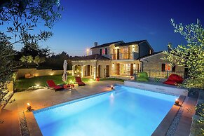 Villa in Porec With Private Pool & Garden
