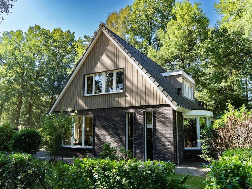 Spacious Villa in Hoenderloo