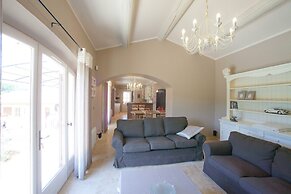 Villa in Provence With Infinity Pool