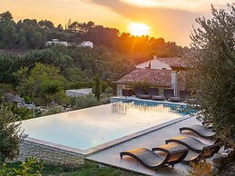 Villa in Provence With Infinity Pool