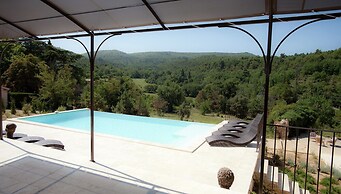 Villa in Provence With Infinity Pool