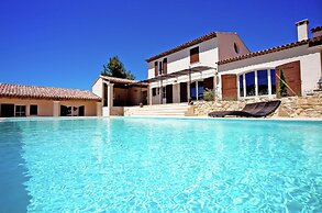 Villa in Provence With Infinity Pool