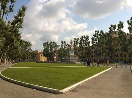 Pisa Stay Close to Leaning Tower