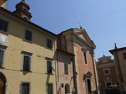 Pisa Stay Close to Leaning Tower