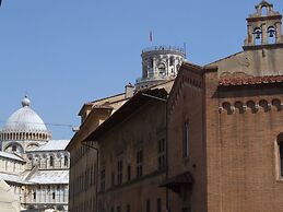 Pisa Stay Close to Leaning Tower