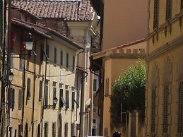 Pisa Stay Close to Leaning Tower