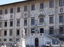 Pisa Stay Close to Leaning Tower