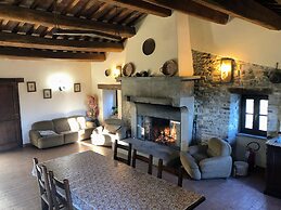 Belvilla by OYO Farmhouse With Swimming Pool