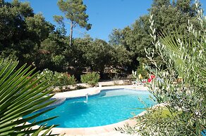 Villa in Gareoult With Private Pool