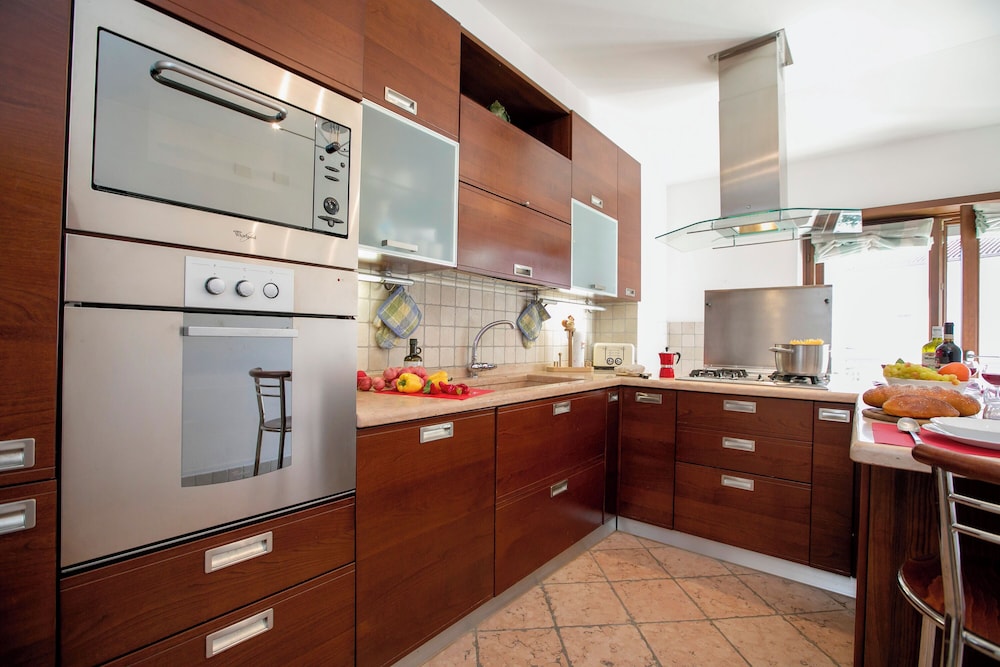 Paulie Apartment