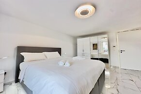 Red View Apartment