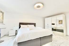 Red View Apartment