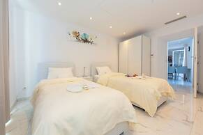 Red View Apartment