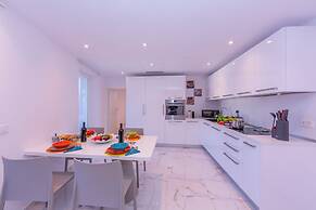 Red View Apartment