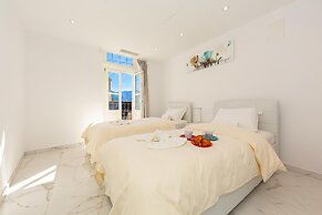 Red View Apartment