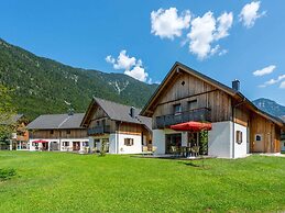 Luxury Chalet in Obertraun With Pool