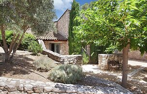Maisonette in Gordes With Provencal Charm