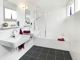 Spacious Holiday Home With Garden