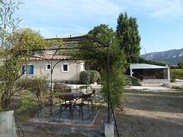 Cottage in Oppede With Poolside Bliss
