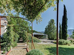 Cottage in Oppede With Poolside Bliss