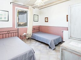 Cottage in Oppede With Poolside Bliss