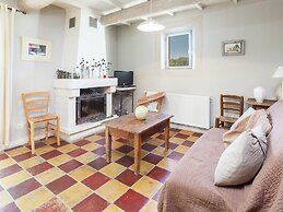 Cottage in Oppede With Poolside Bliss