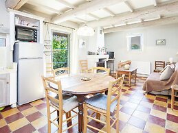 Cottage in Oppede With Poolside Bliss