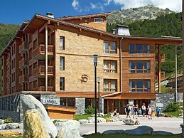 Modern Mountain Base