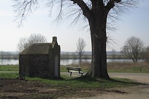 Lovely Cottage near Lake in Well