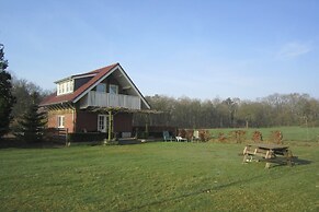Lovely Cottage near Lake in Well