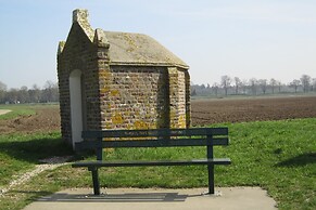 Lovely Cottage near Lake in Well