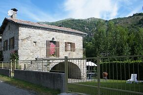 Riverside Retreat in La Souche