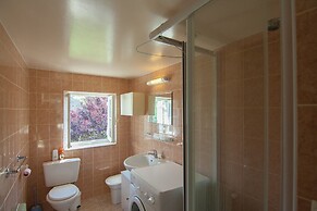Lakeside Cottage Roziers Retreat