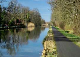 Mountain Stay Near Canal