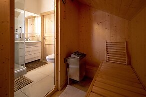 Lovely Chalet With Whirlpool