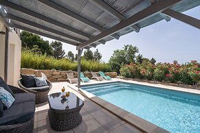 Luxury Villa With Private Pool in Cesseras