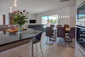 Luxury Villa With Private Pool in Cesseras