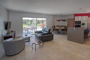 Luxury Villa With Private Pool in Cesseras