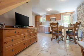 Courry Gem: Pool & Charm