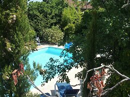Courry Gem: Pool & Charm