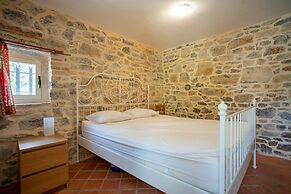 Courry Gem: Pool & Charm