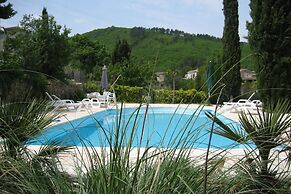 Courry Gem: Pool & Charm