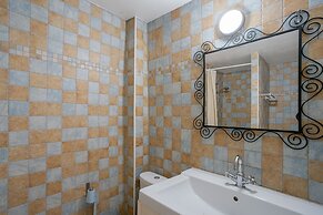 Courry Gem: Pool & Charm